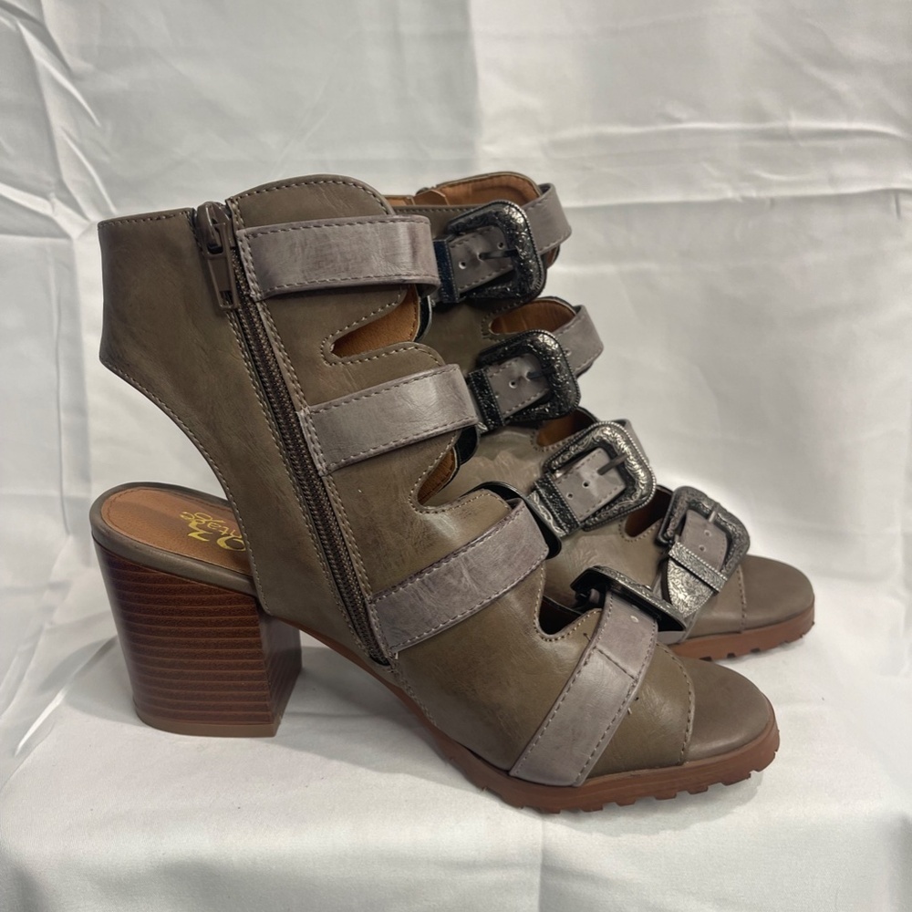 Vintage 93‎ Cami Heeled Western Boho Buckle Faux Gray Leather Sandal Size 6 NWOB - Picture 2 of 6